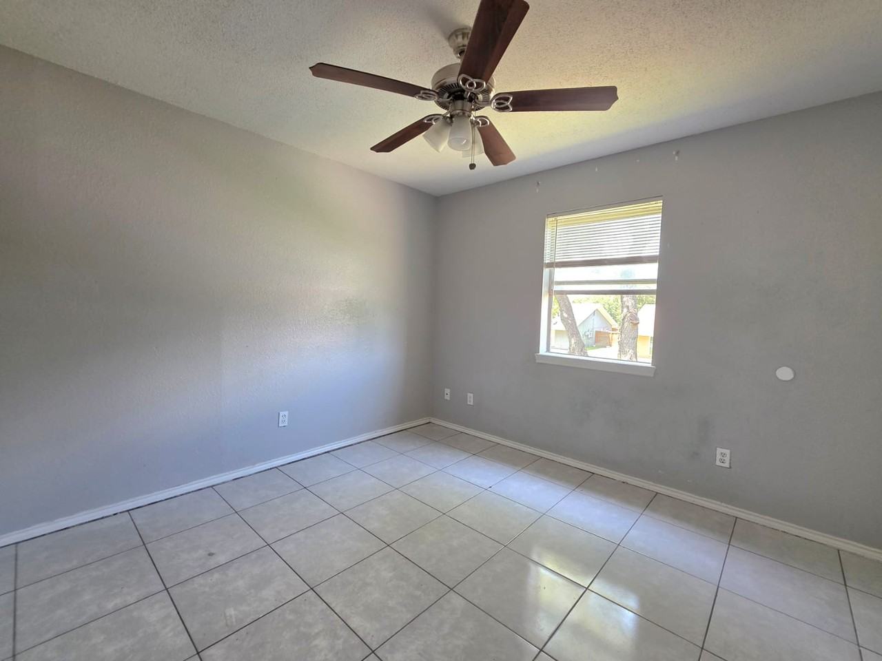 6220 North 11th Street - 52 - UH #52UH - Photo 3 of 7