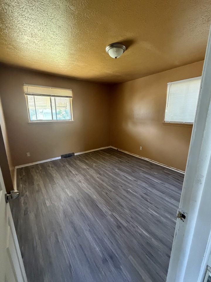 3337 E 130th St #1 - Photo 7 of 20