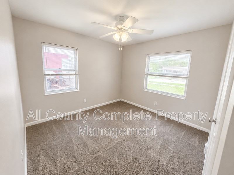 10415 Briarcliff Rd E - Photo 6 of 8