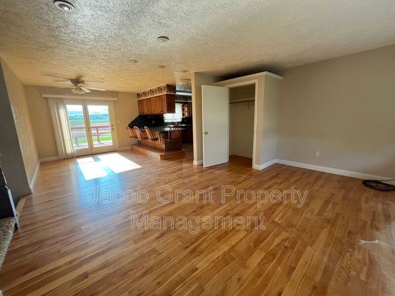 4275 S 45th E #1 - Photo 3 of 19