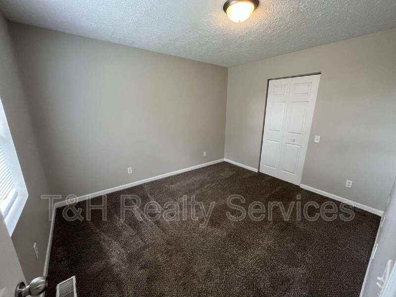 3008 N Pauline Ave - Photo 4 of 23