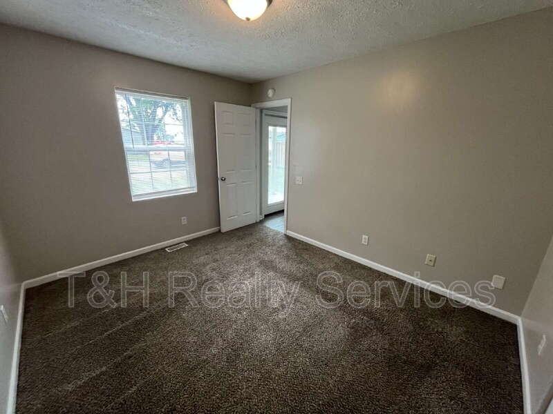 3008 N Pauline Ave - Photo 7 of 23