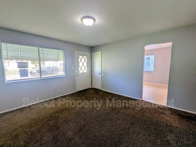 5425 Webster St - Photo 4 of 17