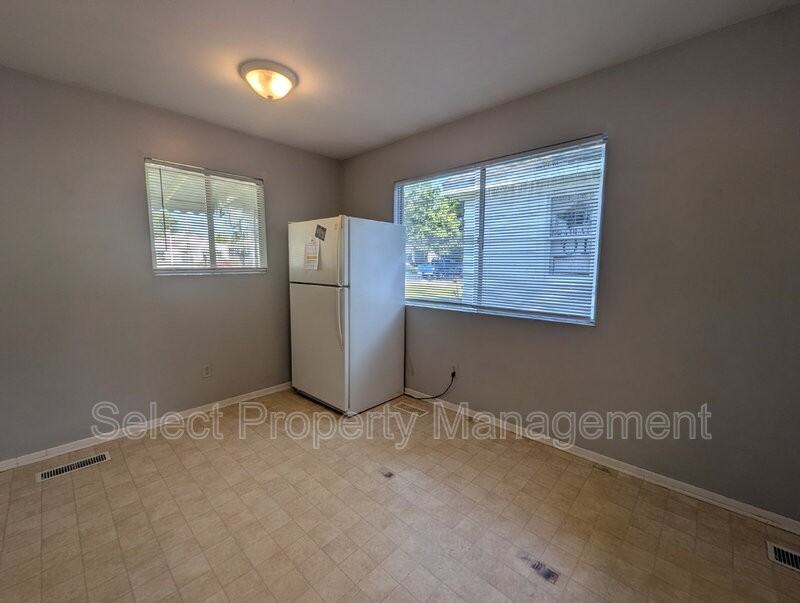 5425 Webster St - Photo 5 of 17