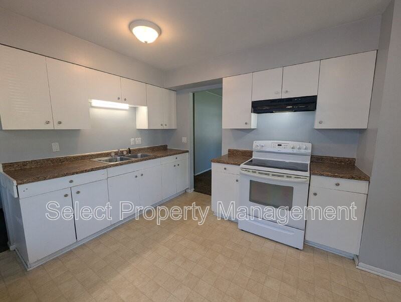 5425 Webster St - Photo 6 of 17