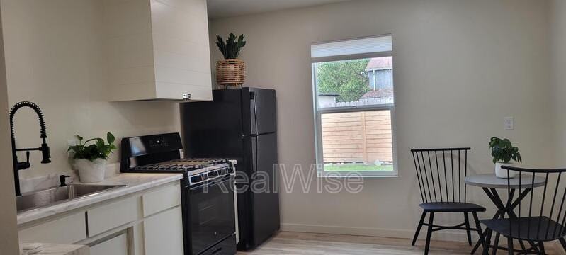 509 Nw C St #5 - Photo 5 of 23
