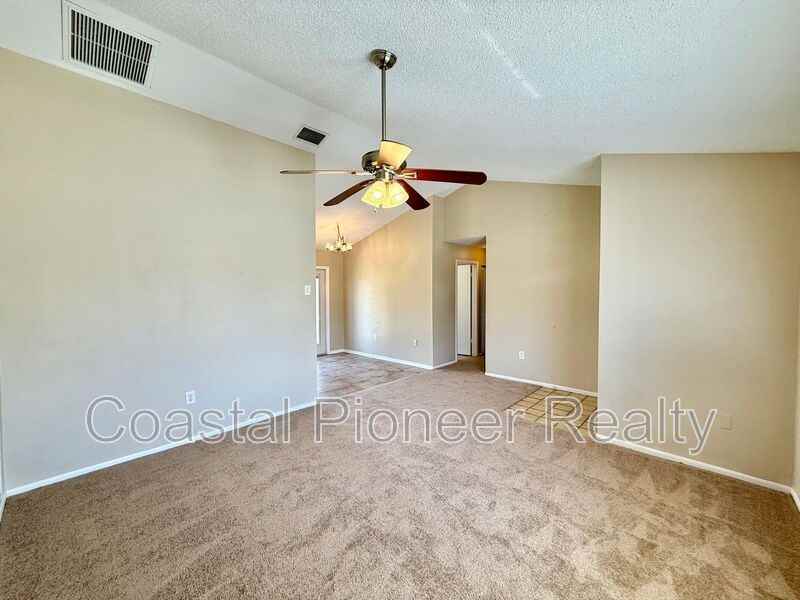 1301 Greenlea Dr - Photo 4 of 20