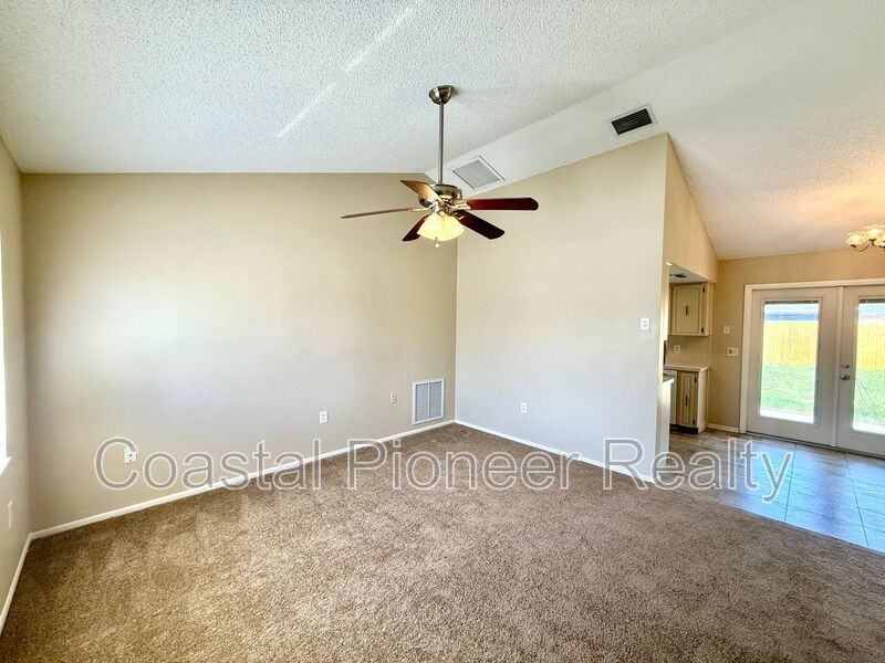 1301 Greenlea Dr - Photo 5 of 20