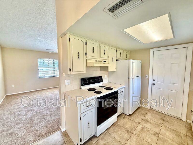 1301 Greenlea Dr - Photo 6 of 20