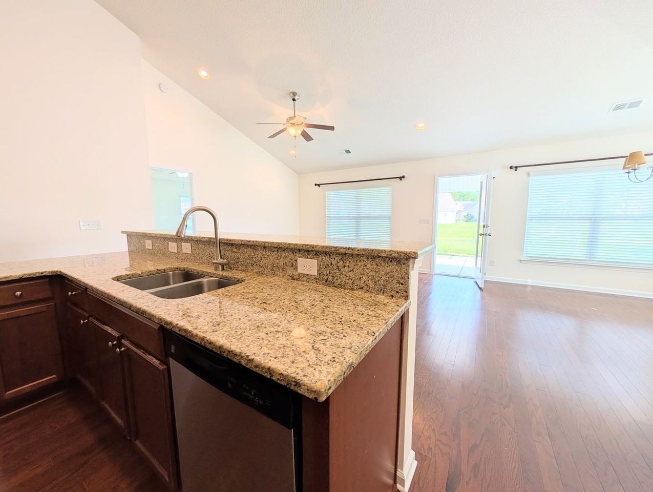 504 Cedar Lakes Dr - Photo 4 of 31