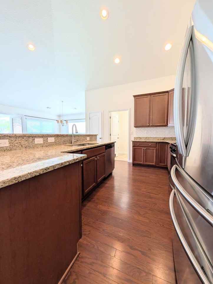 504 Cedar Lakes Dr - Photo 6 of 31