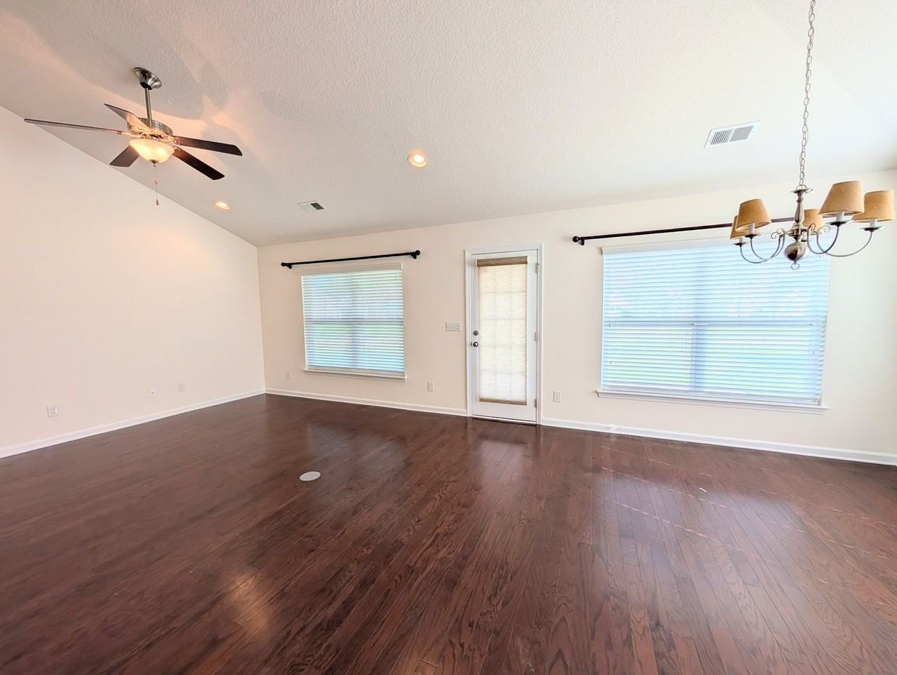 504 Cedar Lakes Dr - Photo 7 of 31