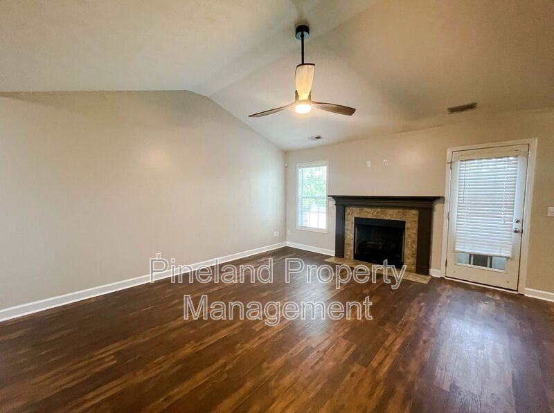 1621 Kershaw Loop - Photo 2 of 22