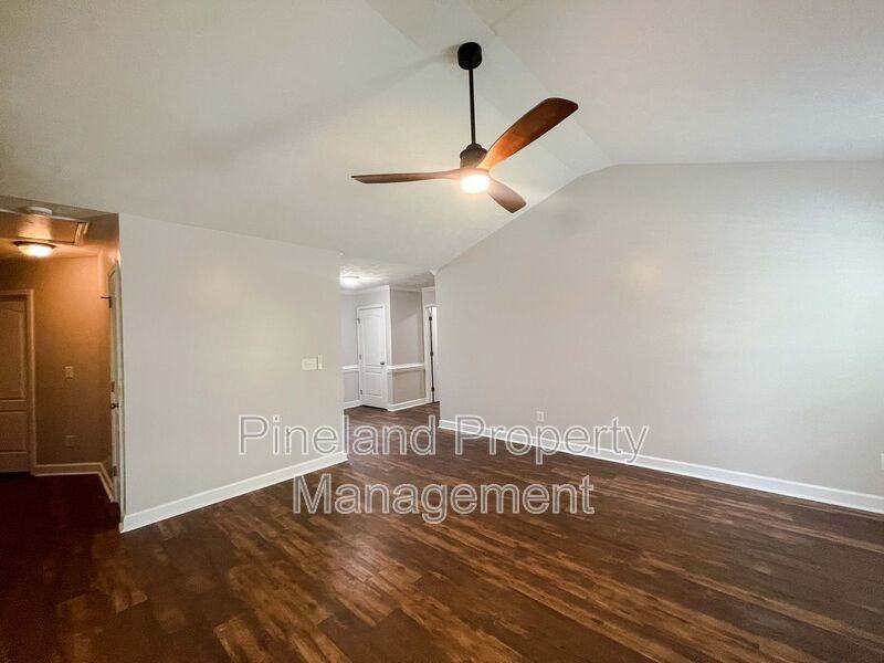 1621 Kershaw Loop - Photo 3 of 22