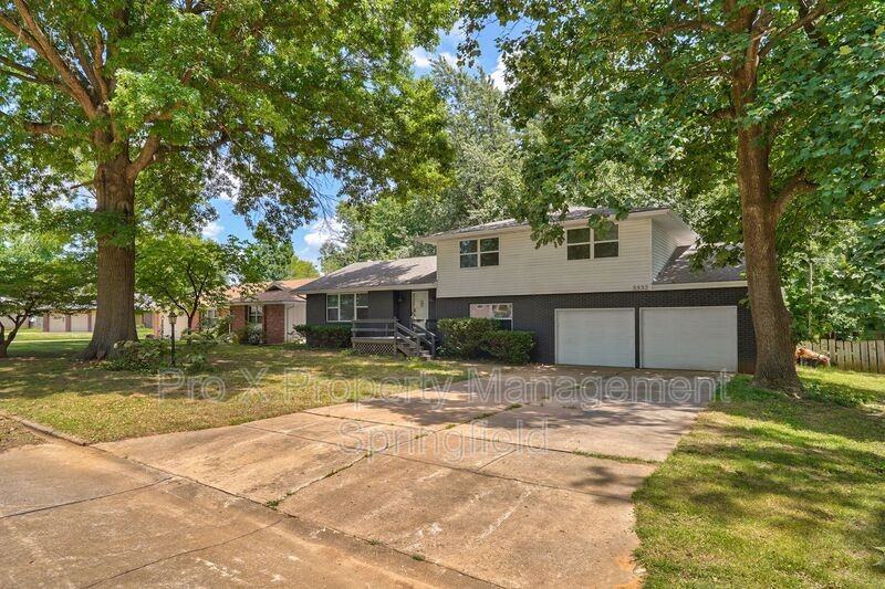 3332 S Southlyn Pl