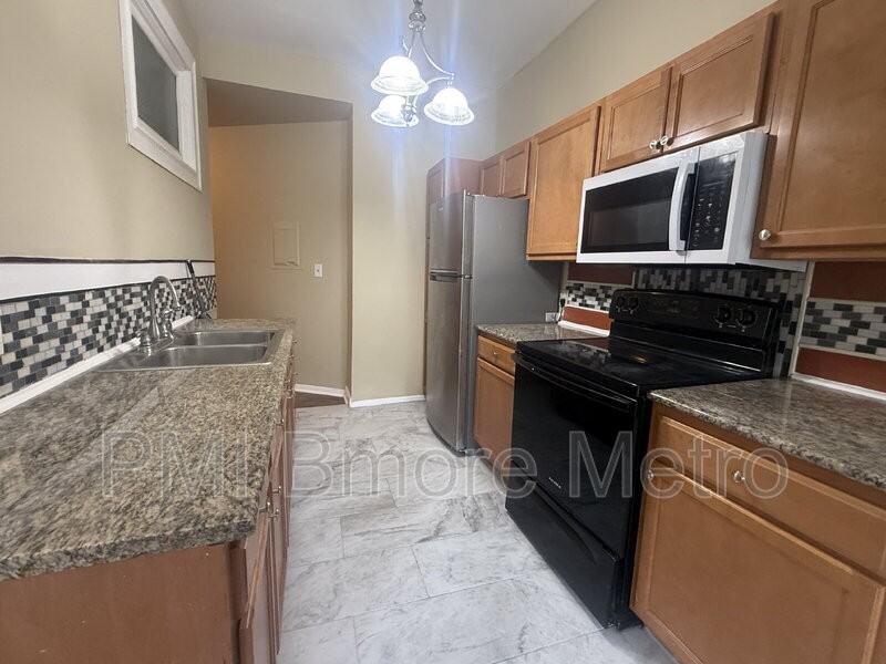 720 Newington Ave - Photo 3 of 9