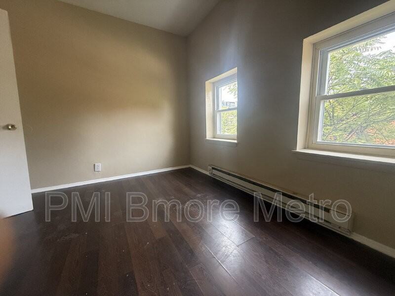 720 Newington Ave - Photo 4 of 9