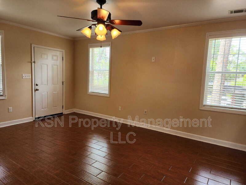 920 E 32nd St - Photo 3 of 7