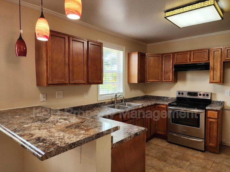 920 E 32nd St - Photo 4 of 7