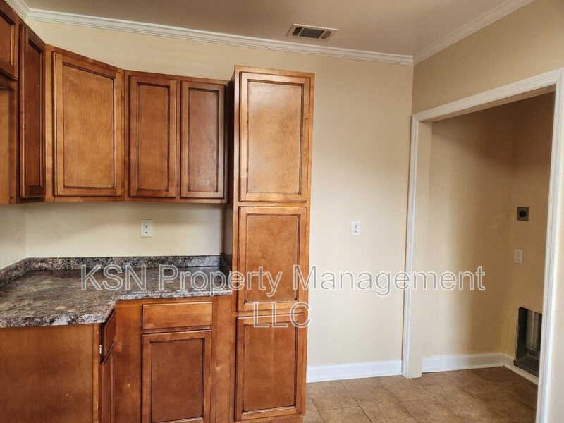 920 E 32nd St - Photo 5 of 7