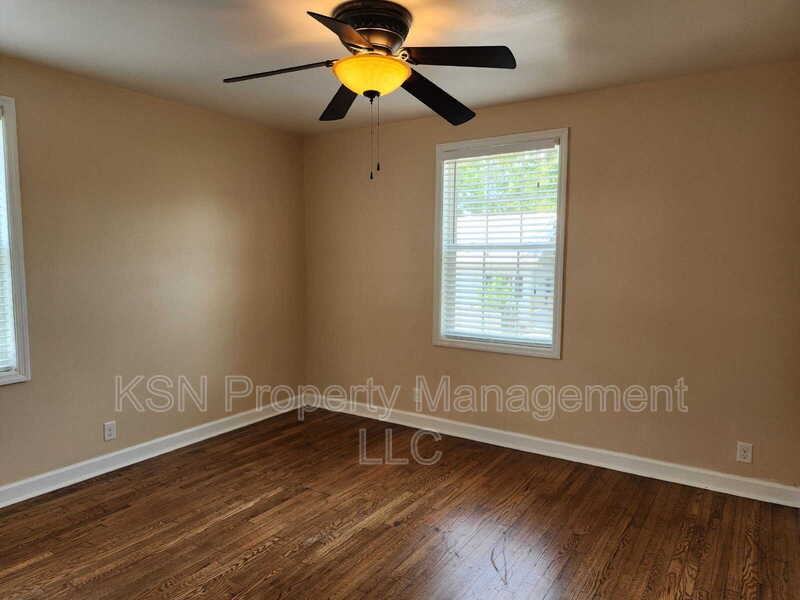 920 E 32nd St - Photo 6 of 7