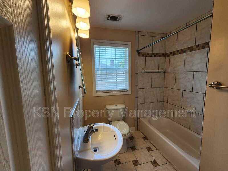 920 E 32nd St - Photo 7 of 7