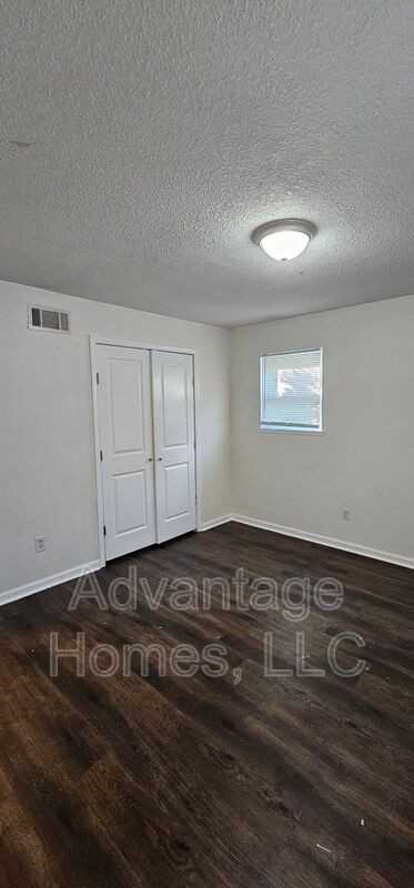 702 N 70th St - Photo 3 of 33