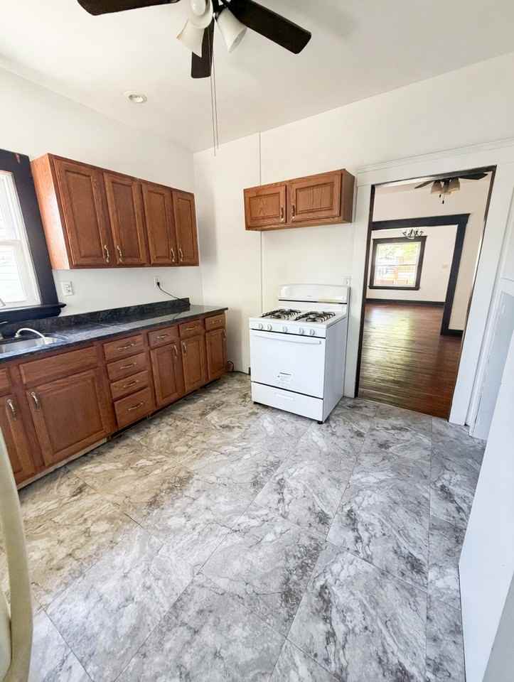 10609 Bernard Avenue - Photo 5 of 11