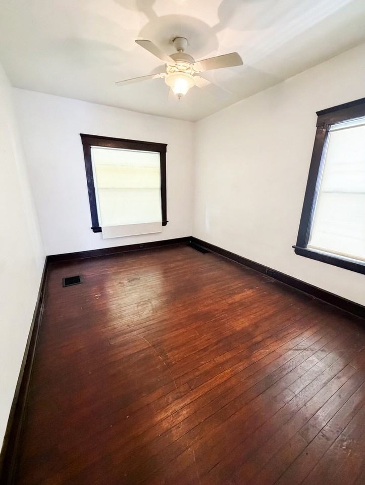 10609 Bernard Avenue - Photo 7 of 11