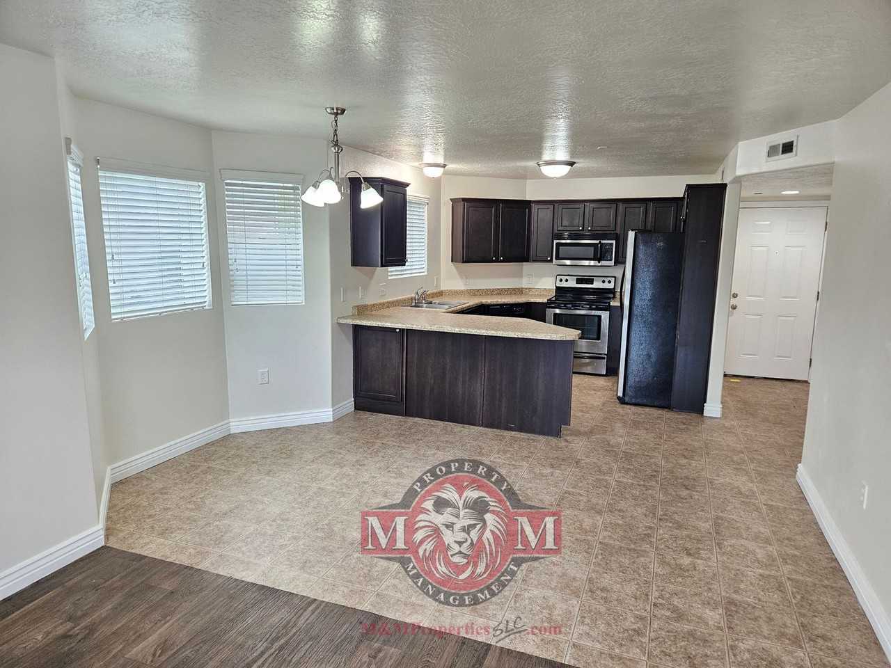 104 E Resaca Dr #E2 - Photo 2 of 29