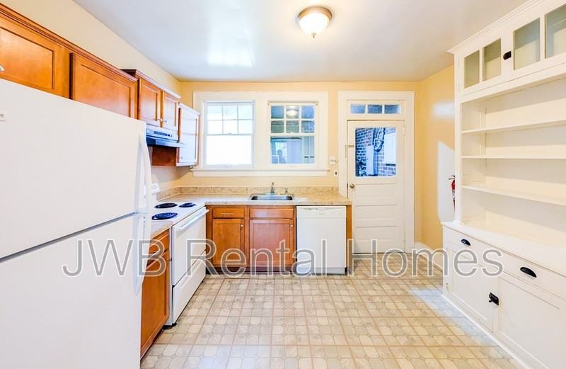 2305 College St - Photo 2 of 12
