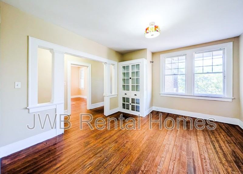 2305 College St - Photo 4 of 12