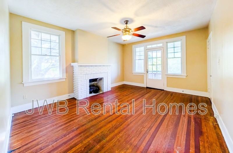 2305 College St - Photo 5 of 12