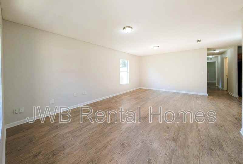 8410 Maple St - Photo 5 of 16