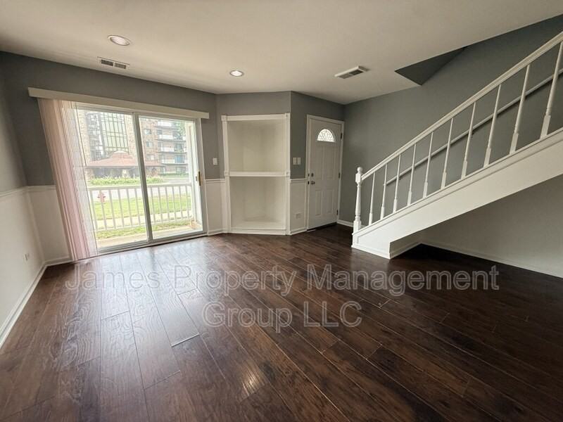 1271 Wyndham Ln - Photo 2 of 9