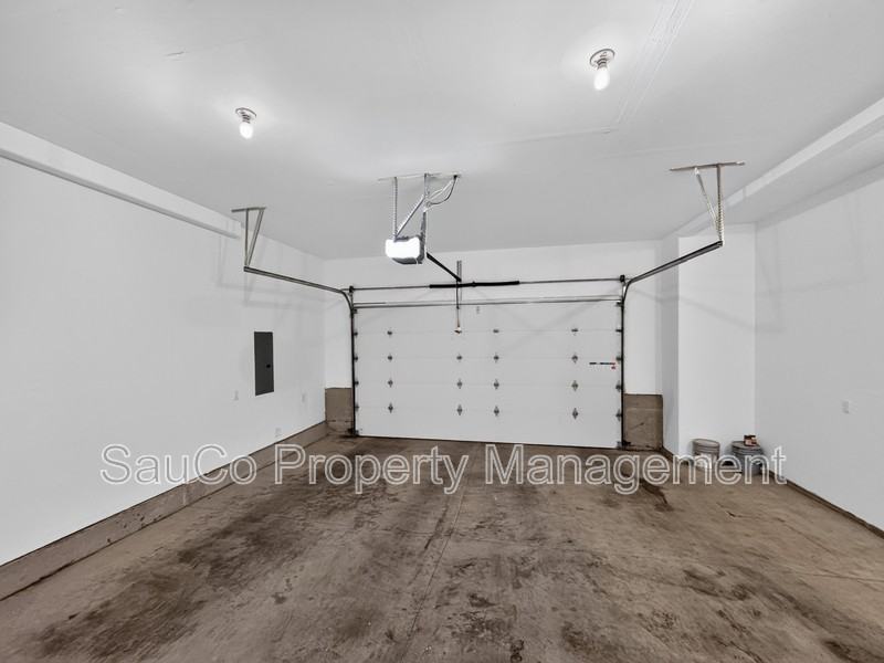 822 Se Bacarra St - Photo 2 of 21
