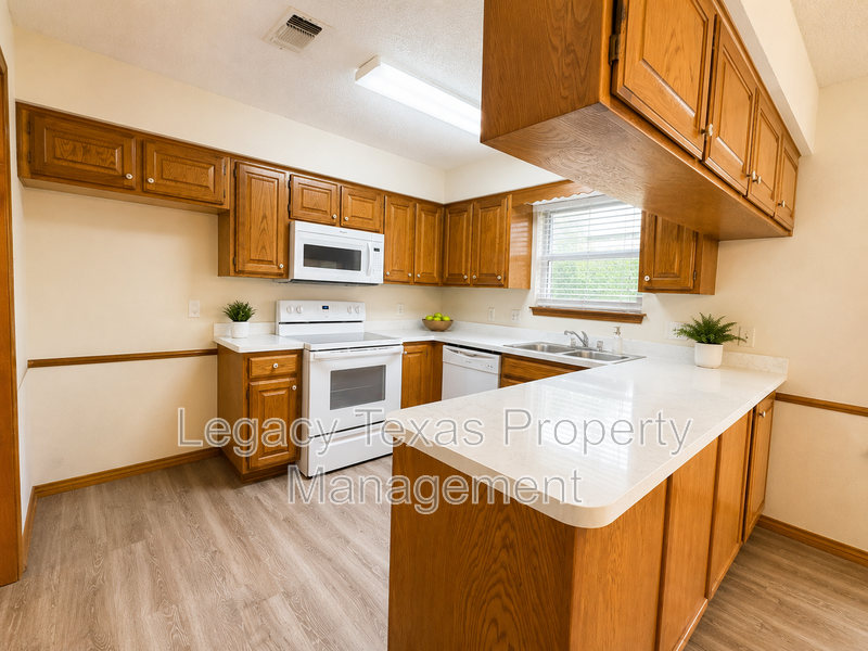 1203 Stonelake Dr - Photo 3 of 17