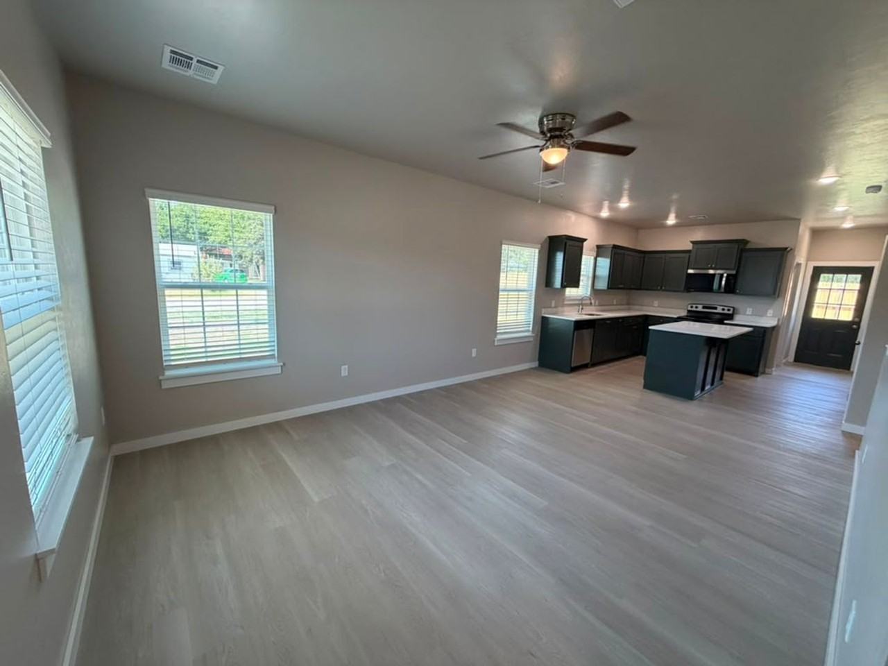 2502 Sw H Ave - Photo 4 of 15