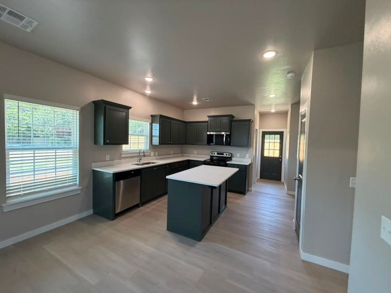 2502 Sw H Ave - Photo 5 of 15