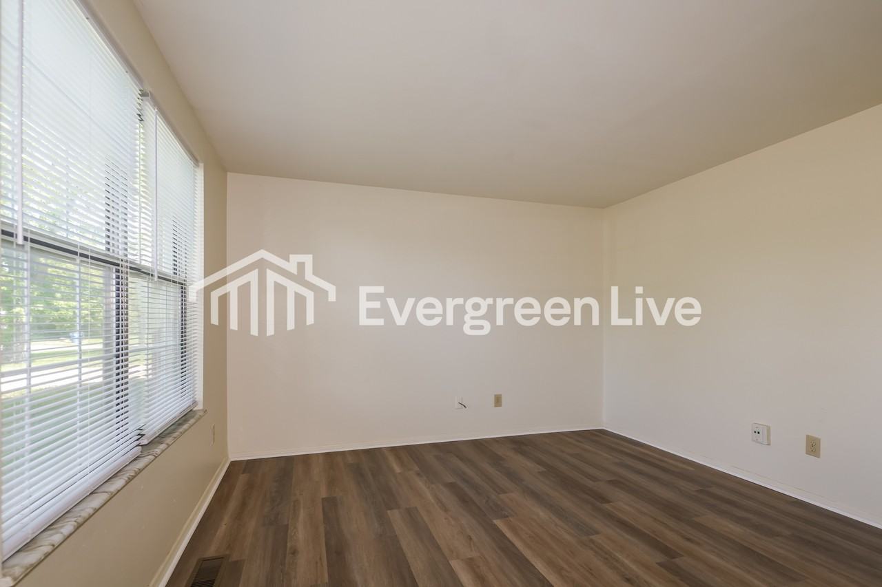 8072 Mount Everest St - Photo 3 of 15