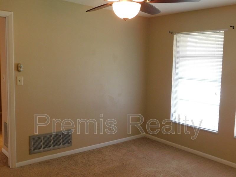 1840 Oak Forest Dr W - Photo 6 of 10