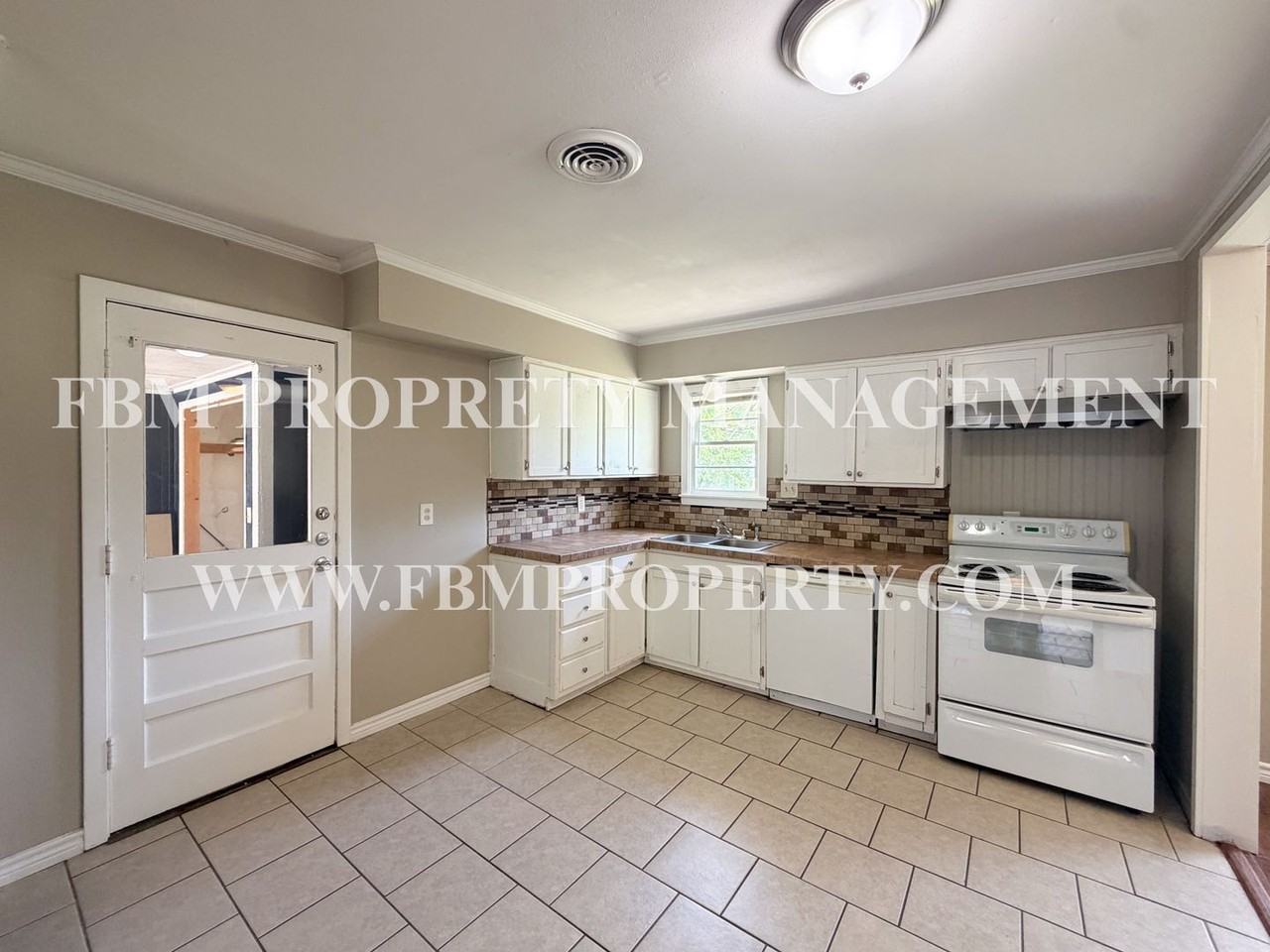 3015 Winfield Dr - Photo 5 of 21