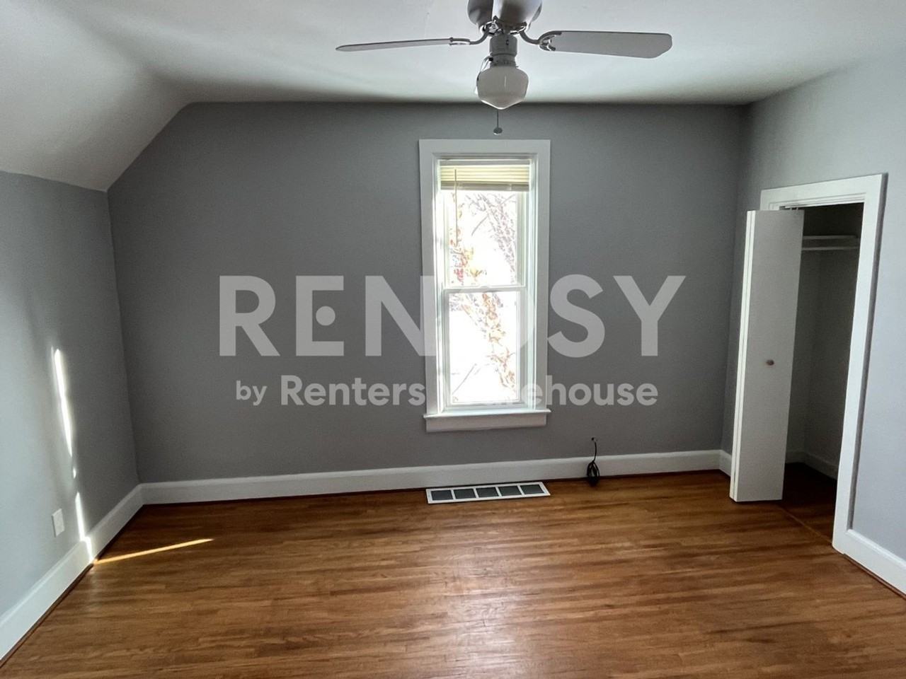 745 21st St - Photo 4 of 50