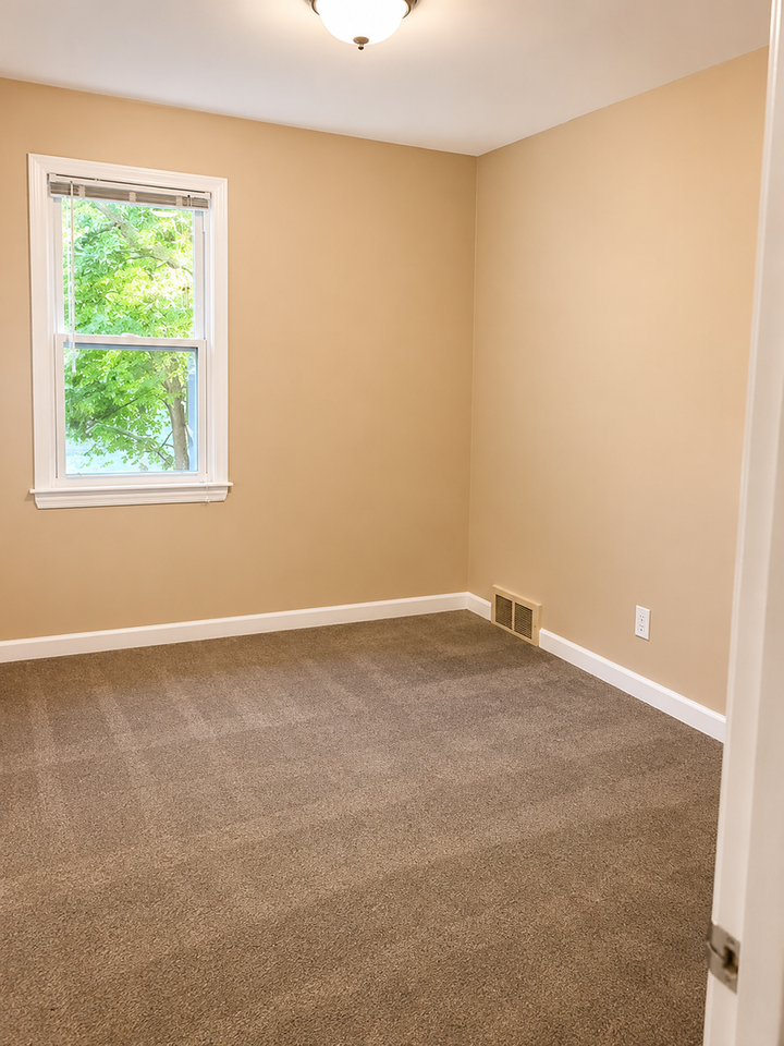 18283 Tracey St - Photo 3 of 7