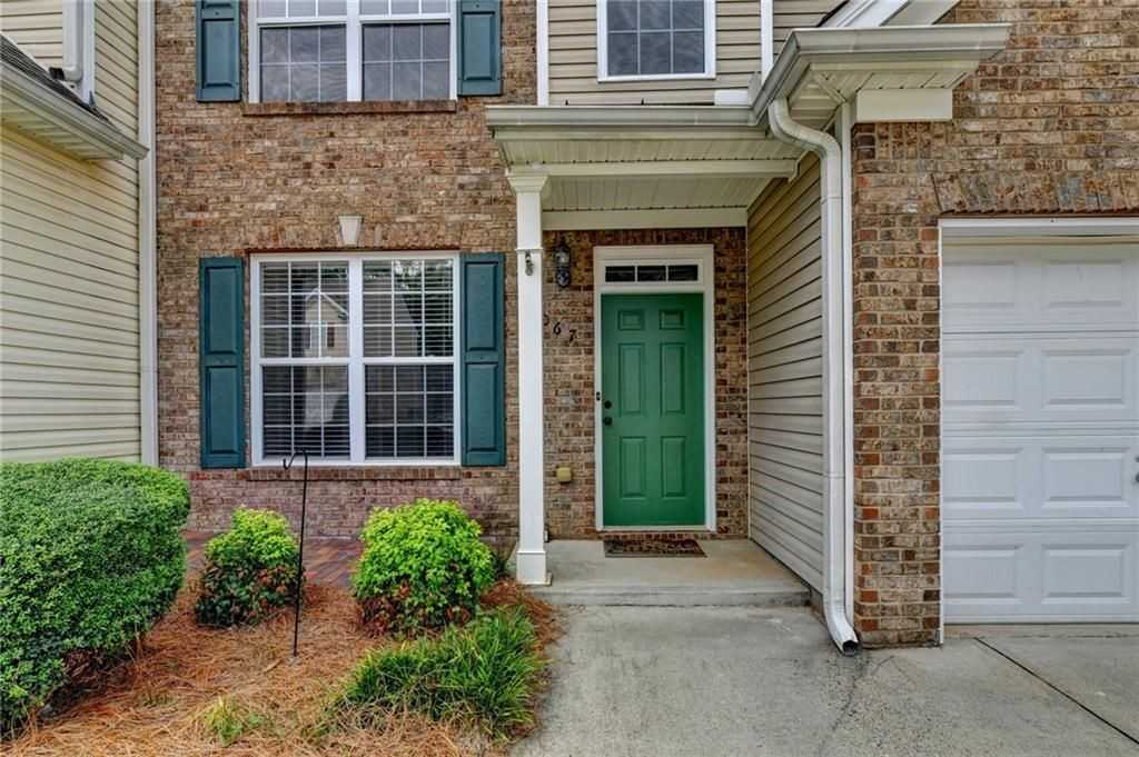 3067 Kentmere Dr - Photo 3 of 48