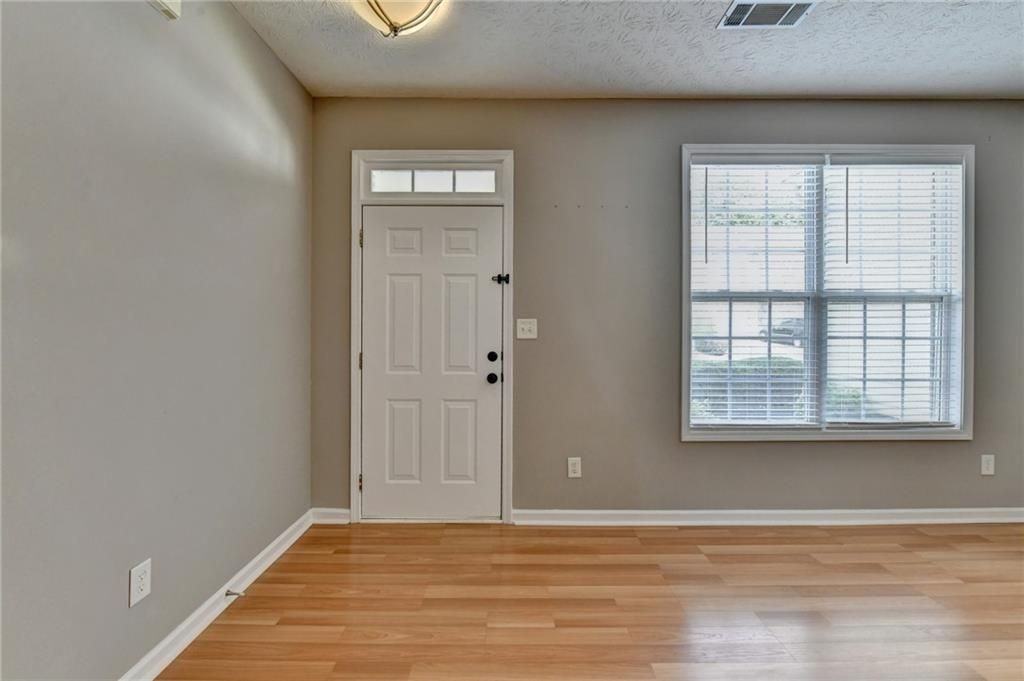 3067 Kentmere Dr - Photo 4 of 48