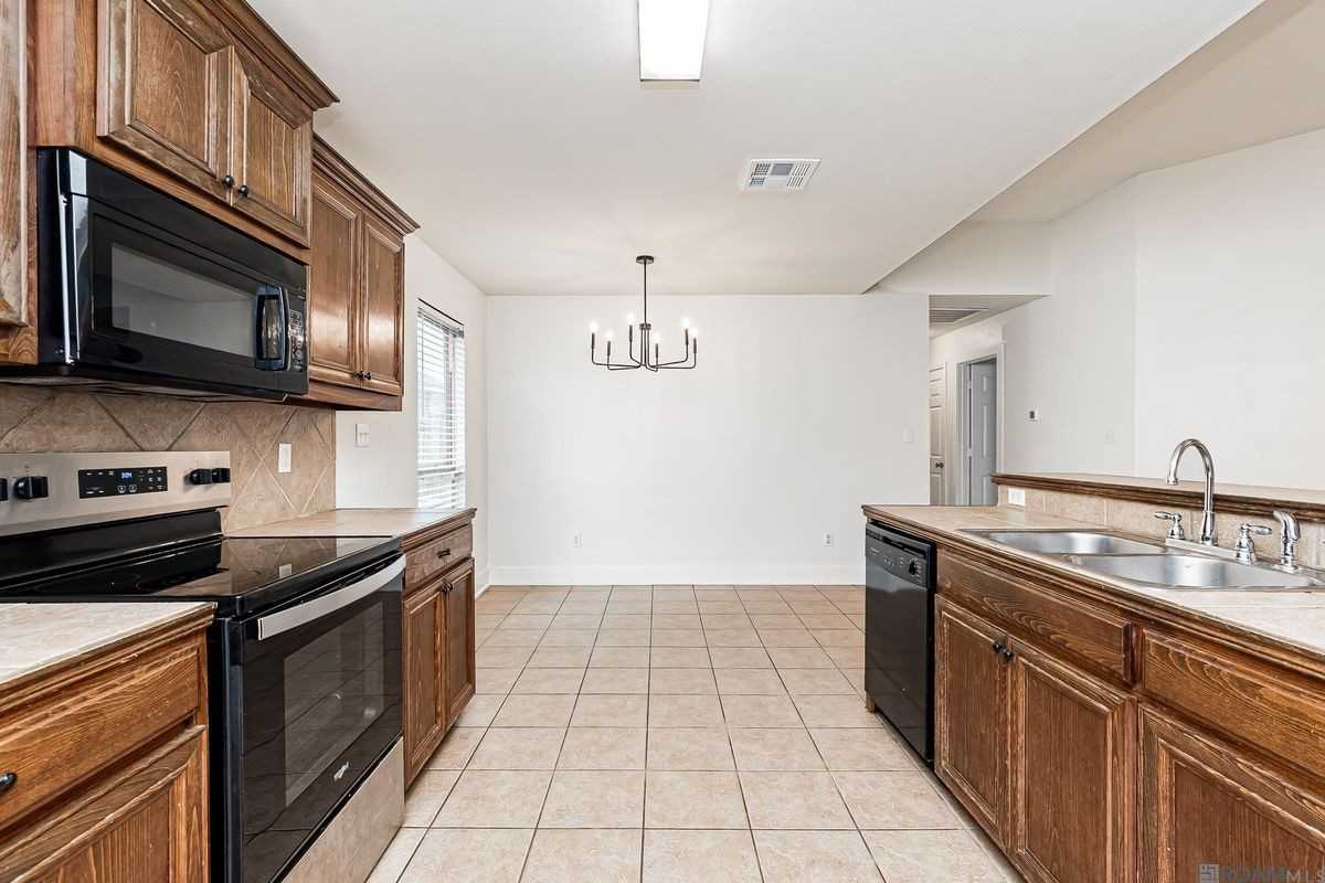 15484 Oakstone Dr - Photo 5 of 17