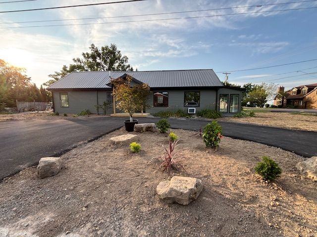 7438 Lakeshore Rd - Photo 2 of 28