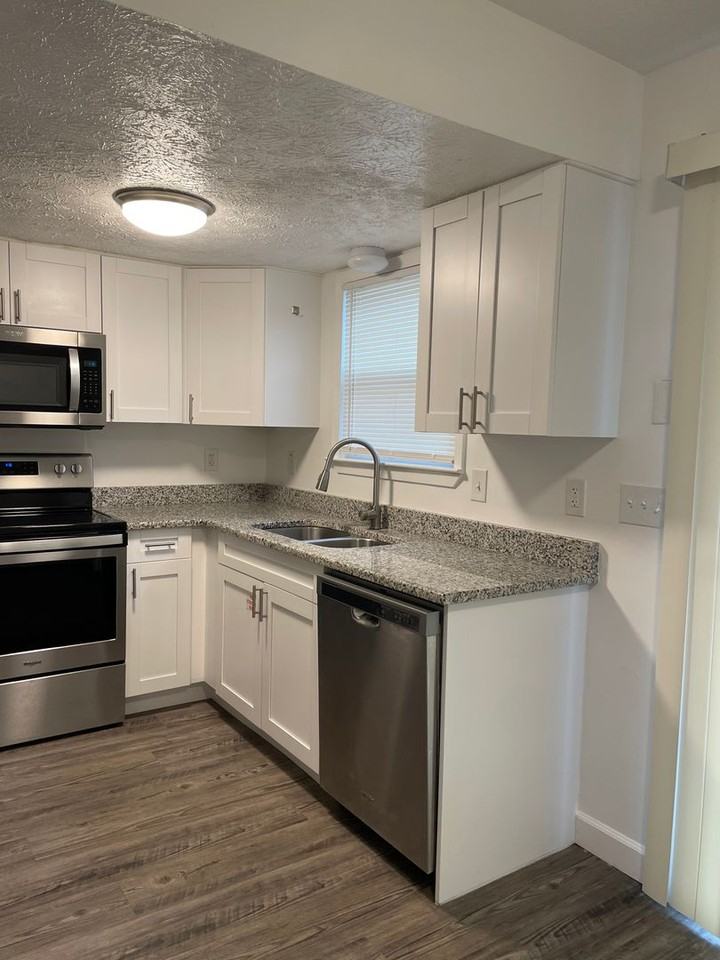 2708 E 17th St - Photo 2 of 13