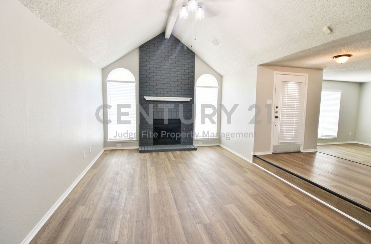 729 Rawlins Dr - Photo 2 of 19